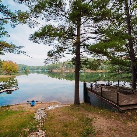 Cozy Cottage On Arbutus Lake Traverse City Exterior photo