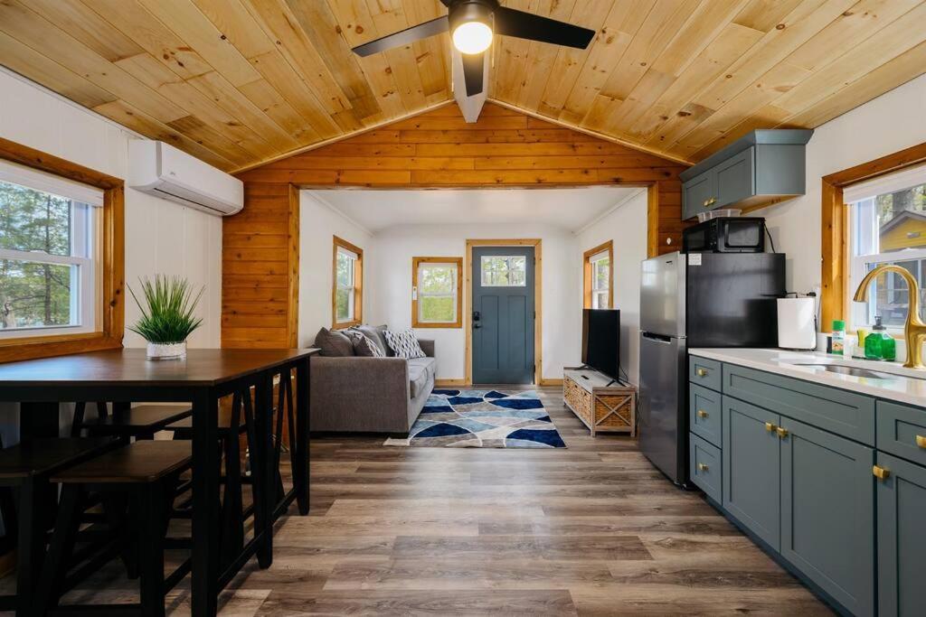 Cozy Cottage On Arbutus Lake Traverse City Exterior photo