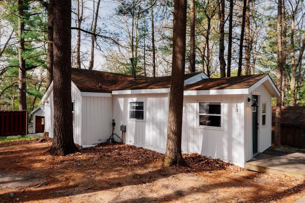 Cozy Cottage On Arbutus Lake Traverse City Exterior photo
