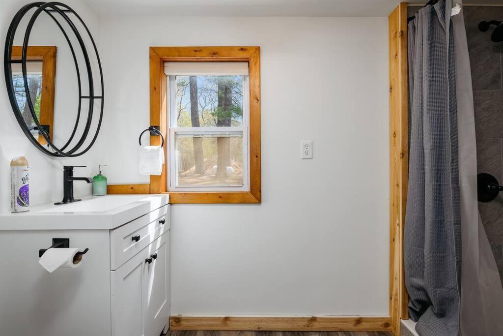 Cozy Cottage On Arbutus Lake Traverse City Exterior photo