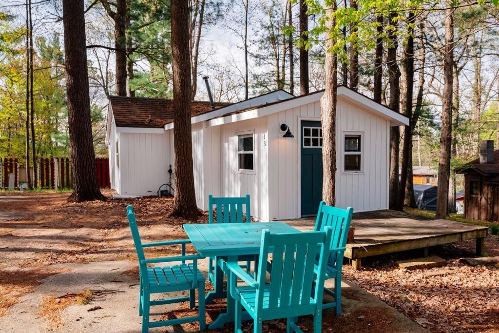 Cozy Cottage On Arbutus Lake Traverse City Exterior photo