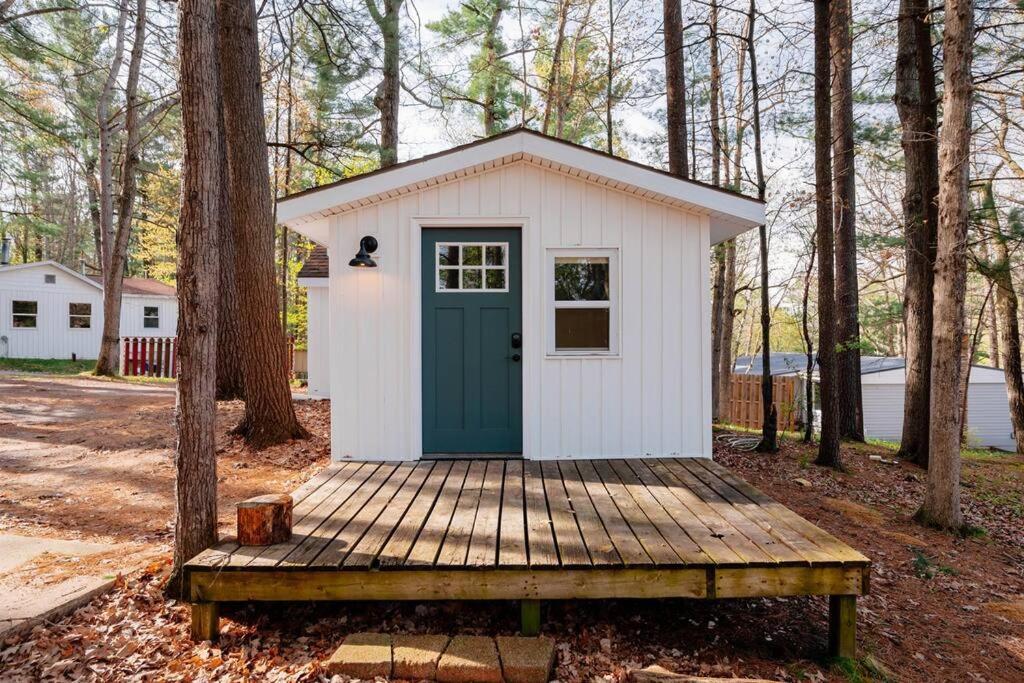 Cozy Cottage On Arbutus Lake Traverse City Exterior photo