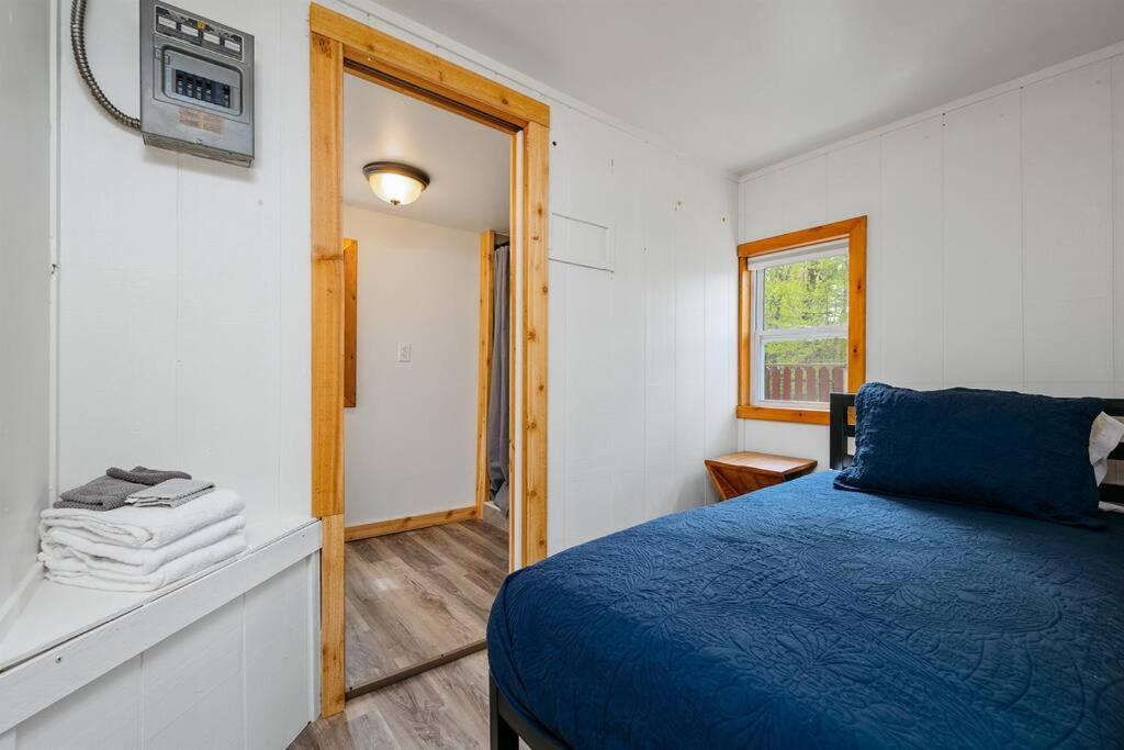 Cozy Cottage On Arbutus Lake Traverse City Exterior photo