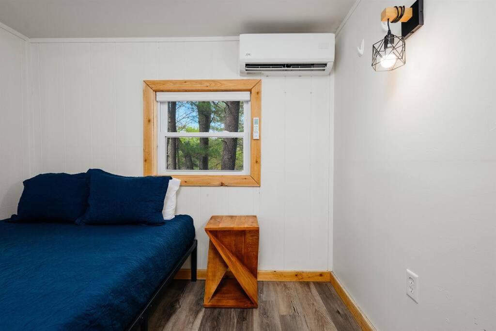 Cozy Cottage On Arbutus Lake Traverse City Exterior photo