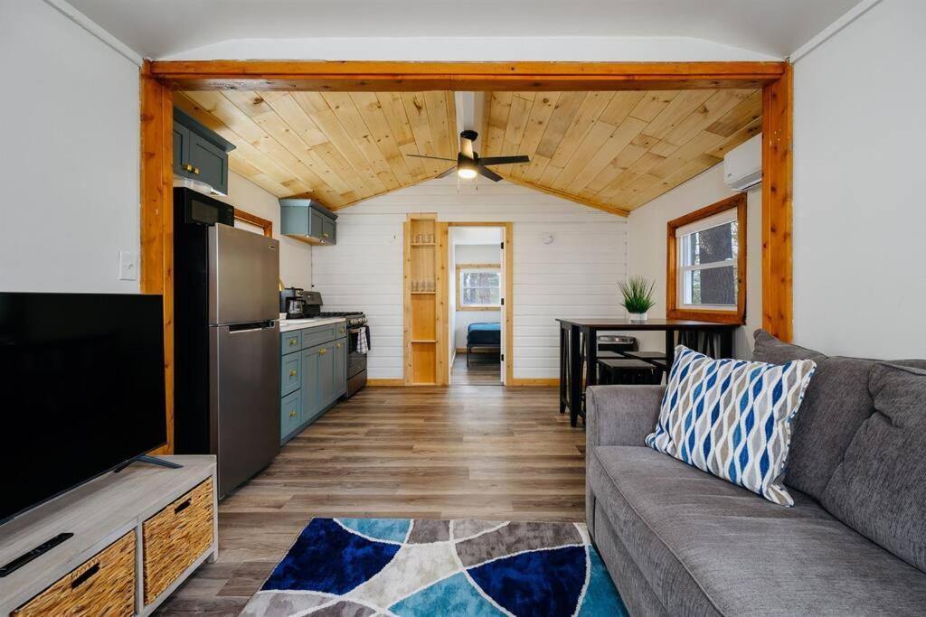 Cozy Cottage On Arbutus Lake Traverse City Exterior photo