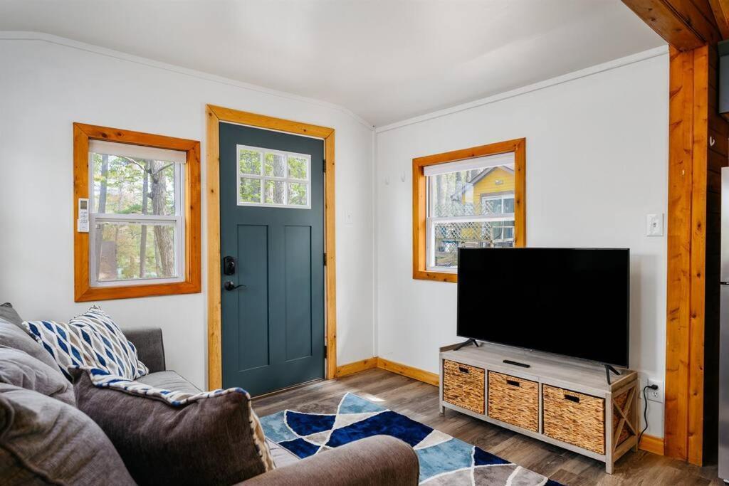 Cozy Cottage On Arbutus Lake Traverse City Exterior photo