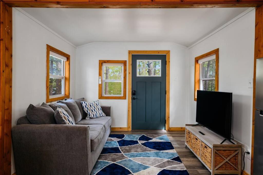 Cozy Cottage On Arbutus Lake Traverse City Exterior photo